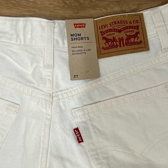NWT Levi’s High Rise Mom Short - Picture 5 of 5